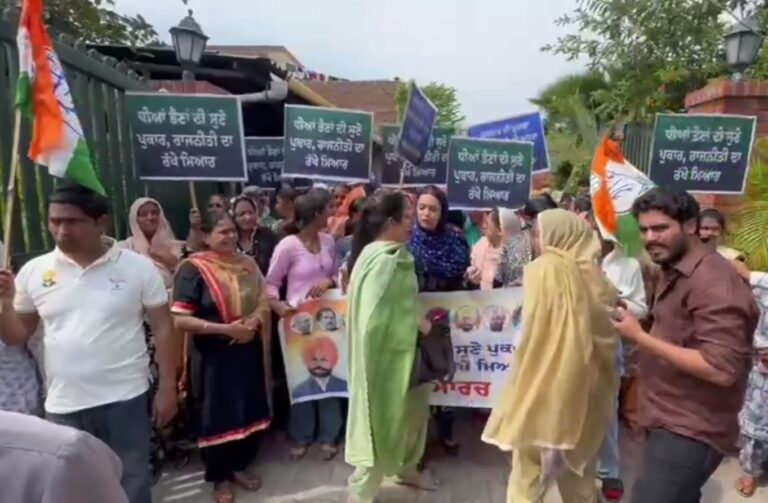 ਸੰਗਰੂਰ ਦੇ ਧੂਰੀ ’ਚ ਕਾਂਗਰਸੀ ਮਹਿਲਾ ਵਰਕਰਾਂ ਦਾ ਪ੍ਰਦਰਸ਼ਨ/ 1000 ਰੁਪਏ ਸਕੀਮ ਨੂੰ ਲੈ ਕੇ ਕੀਤੀ ਨਾਅਰੇਬਾਜ਼ੀ/ ਹਜ਼ਾਰ ਦੀ ਥਾਂ 60 ਹਜ਼ਾਰ ਪੂਰਾ ਕਰਨ ਦੀ ਕੀਤੀ ਮੰਗ