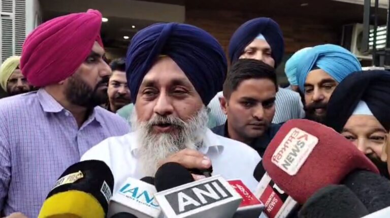 ਮ੍ਰਿਤਕ ਅਧਿਕਾਰੀ ਦੇ ਘਰ ਪਹੁੰਚੇ ਸੁਖਬੀਰ ਬਾਦਲ/ ਪਰਿਵਾਰ ਨੂੰ ਮਿਲ ਕੇ ਪ੍ਰਗਟਾਇਆ ਦੁੱਖ/ ਜਾਂਚ ਸੀਬੀਆਈ ਹਵਾਲੇ ਕਰਨ ਦੀ ਮੰਗ