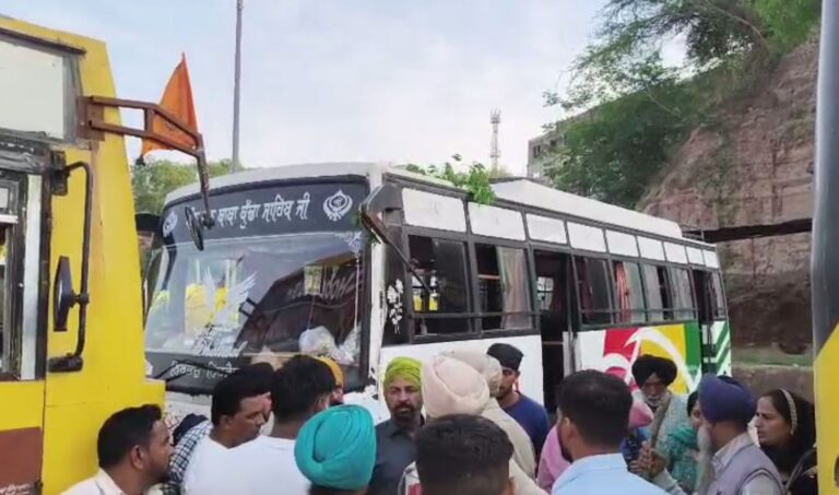 ਕੀਰਤਤਪੁਰ ਸਾਹਿਬ ਵਿਖੇ ਕਾਰ ਬੱਸ ਵਿਚਾਲੇ ਹਾਦਸਾ/ ਹਾਦਸੇ ’ਚ ਇਕ ਔਰਤ ਜ਼ਖਮੀ, ਕਾਰ ਦਾ ਵੀ ਨੁਕਸਾਨ