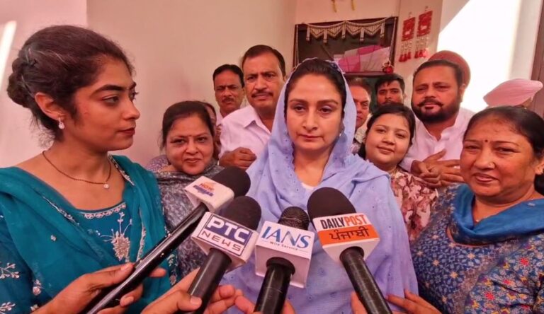 ਬਠਿੰਡਾ ’ਚ ਪਾਰਟੀ ਵਰਕਰਾਂ ਨੂੰ ਮਿਲੇ ਹਰਸਿਮਰਤ ਬਾਦਲ/ ਆਮ ਆਦਮੀ ਪਾਰਟੀ ਦੇ ਜਸ਼ਨਾਂ ਨੂੰ ਲੈ ਕੇ ਸਾਧੇ ਨਿਸ਼ਾਨੇ/ ਕੇਂਦਰ ਤੋਂ ਹਵਾਈ ਜਹਾਜ਼ ਯਾਤਰੀਆਂ ਦੀ ਸਾਰ ਲੈਣ ਦੀ ਮੰਗ
