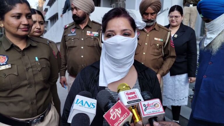 ਅੰਮ੍ਰਿਤਸਰ ਅਦਾਲਤ ’ਚ ਪੇਸ਼ੀ ਦੌਰਾਨ ਮਹਿਲਾ ਦੇ ਖੁਲਾਸੇ/  CIA ਸਟਾਫ ’ਤੇ ਲੱਗੇ ਝੂਠਾ ਫਸਾਉਣ ਦੇ ਇਲਜ਼ਾਮ/ ਵਕੀਲ ਭਾਈਚਾਰੇ ਨੇ ਜਾਹਰ ਕੀਤੀ ਨਰਾਜਗੀ