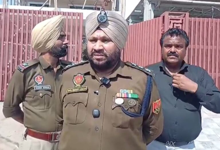 ਗੁਰਦਾਸਪੁਰ ’ਚ ਸੁਨਿਆਰੇ ਦੇ ਘਰ ਅੰਦਰ ਕਰੋੜਾਂ ਦੀ ਲੁੱਟ/ ਪਰਿਵਾਰ ਨੂੰ ਬੰਧਕ ਬਣਾ ਕੇ ਲੁੱਟੇ ਨਕਦੀ ਤੇ ਗਹਿਣੇ/ ਨਿਹੰਗ ਬਾਣੇ ਆਏ ਲੁਟੇਰੇ, ਪੁਲਿਸ ਕਰ ਰਹੀ ਜਾਂਚ