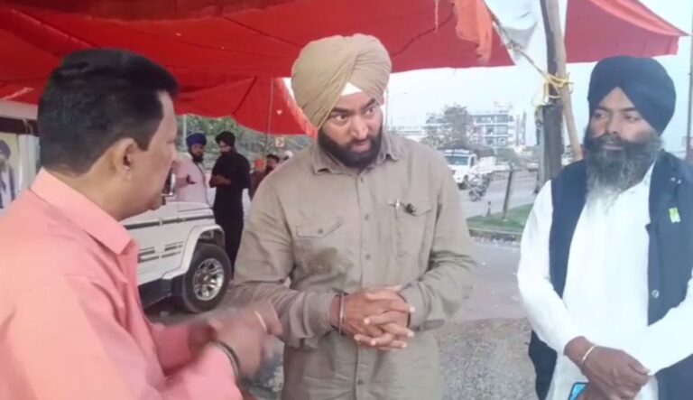 ਗੁਰਦਾਸਪੁਰ ’ਚ ਰਣਜੀਤ ਸਿੰਘ ਮਾਮਲੇ ਨੂੰ ਲੈ ਕੇ ਧਰਨਾ ਜਾਰੀ/ ਲੱਖਾ ਸਿਧਾਣਾ ਨੇ ਪੁਲਿਸ ਦਾਅਵਿਆਂ ਤੇ ਚੁੱਕੇ ਸਵਾਲ/ ਨਕਾਮੀਆਂ ਬਚਾਣ ਲਈ ਐਨਕਾਊਂਟਰ ਦੇ ਇਲਜ਼ਾਮ