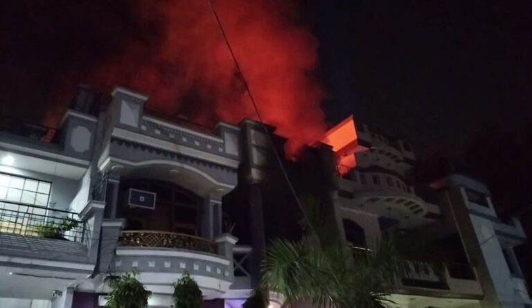 ਅੰਮ੍ਰਿਤਸਰ ਦੇ ਇਸਲਾਮਾਬਾਦ ’ਚ ਘਰ ਨੂੰ ਲੱਗੀ ਅੱਗ/ ਜਾਨੀ ਨੁਕਸਾਨ ਤੋਂ ਬਚਾਅ, ਸਾਮਾਨ ਸੜ ਕੇ ਸੁਆਹ/ ਫਾਇਰ ਬ੍ਰਿਗੇਡ ਨੇ ਪਾਇਆ ਕਾਬੂ