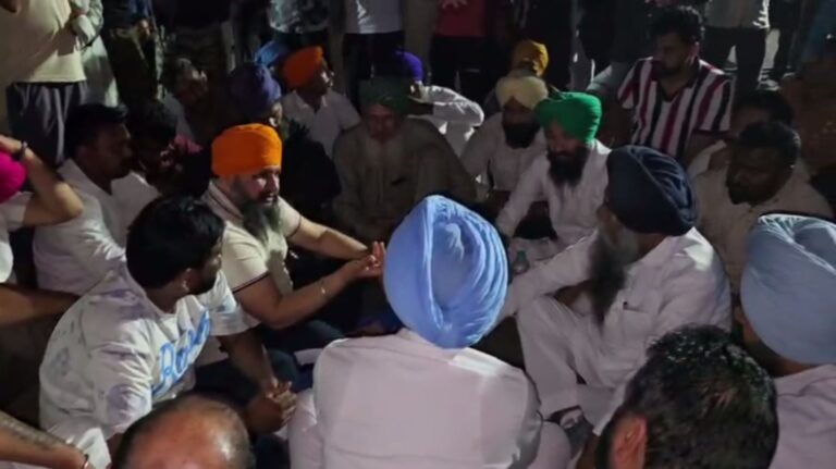 ਬਾਘਾਪੁਰਾਣਾ ’ਚ ਸਰਪੰਚ ਦਾ ਕਤਲ ਮਾਮਲਾ ਉਲਝਿਆ/ ਪਰਿਵਾਰ ਨੇ ਲਾਇਆ ਧਰਨਾ/ FIR ’ਚ MLA ਦਾ ਨਾਮ ਦਰਜ ਕਰਨ ਦੀ ਮੰਗ