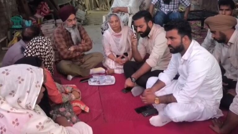 ਗੁਰਦਾਸਪੁਰ ’ਚ ਪੀੜਤ ਪਰਿਵਾਰ ਨੂੰ ਮਿਲੇ ਆਪ ਆਗੂ/ ਕੁੱਤਿਆਂ ਦੇ ਹਮਲੇ ’ਚ ਮਾਰੇ ਗਏ ਮਾਸੂਮ ਦੀ ਮੌਤ ’ਤੇ ਪ੍ਰਗਟਾਇਆ ਦੁੱਖ