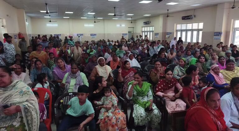 ਅੰਮ੍ਰਿਤਸਰ ਦੇ ਰਾਜਾਸਾਂਸੀ ’ਚ ਮਹਿਲਾਵਾਂ ਦਾ ਇਕੱਠ/ ਇਕੱਠੇ ਬੈਠੇ ਕੇ ਸੁਣਿਆ ਸਰਕਾਰ ਦਾ ਬਜਟ/ ਹਜ਼ਾਰ ਰੁਪਏ ਦੇਣ ਨੂੰ ਲੈ ਕੇ ਜਾਹਰ ਕੀਤੀ ਖੁਸ਼ੀ