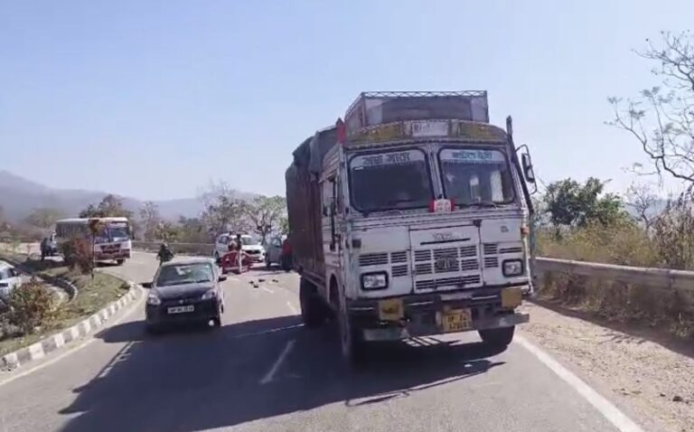 ਕੀਰਤਪੁਰ ’ਚ ਸੜਕ ਹਾਦਸੇ ’ਚ ਇਕ ਮੌਤ, ਦੂਜਾ ਜ਼ਖਮੀ/ ਟਰੱਕ ਤੇ ਬਾਈਕ ਸਵਾਰਾਂ ਵਿਚਾਲੇ ਹੋਏ ਟੱਕਰ/ ਪੁਲਿਸ ਨੇ ਜਾਂਚ ਕੀਤੀ ਸ਼ੁਰੂ