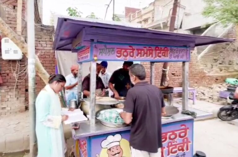 ਤਰਨ ਤਾਰਨ ’ਚ ਫਾਸਟ ਫੂਡ ਦੀਆਂ ਦੁਕਾਨਾਂ ’ਤੇ ਛਾਪੇਮਾਰੀ/  ਮੋਮੋਜ਼ ਤੇ ਚਾਂਪ ਖਾਣ ਨਾਲ ਬੱਚਿਆਂ ਦੀ ਮੌਤ ਦਾ ਮਾਮਲਾ/ ਸਿਹਤ ਵਿਭਾਗ ਨੇ ਛਾਪੇਮਾਰੀ ਕਰ ਕੇ ਕੀਤੀ ਜਾਂਚ