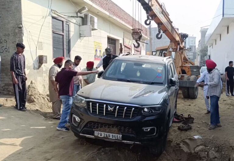 ਮੋਗਾ ’ਚ ਸੀਵਰੇਜ ਕਾਰਨ ਬਣੇ ਖੱਡੇ ’ਚ ਡਿੱਗੀ ਕਾਰ/ ਗੱਡੀ ਡਿੱਗਣ ਨਾਲ 2 ਲੱਖ ਕਰੀਬ ਦਾ ਹੋਇਆ ਨੁਕਸਾਨ/ ਕੌਂਸਲਰ ਨੇ ਨਿਗਮ ਦੀ ਲਾਪ੍ਰਵਾਹੀ ’ਤੇ ਚੁੱਕੇ ਸਵਾਲ