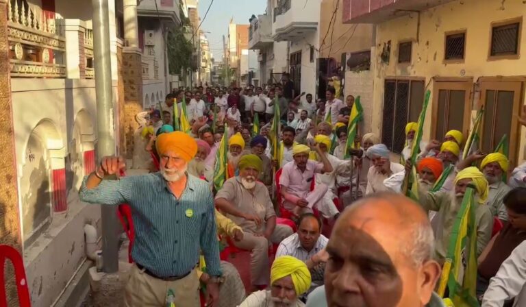 ਲਹਿਰਾਗਾਗਾ ’ਚ ਕਿਸਾਨ ਤੇ ਪ੍ਰਸ਼ਾਸਨ ਆਹਮੋ ਸਾਹਮਣੇ/ ਬੀਕੇਯੂ ਉਗਰਾਹਾਂ ਨੇ ਮਕਾਨ ’ਤੇ ਕਬਜ਼ੇ ਦਾ ਕੀਤਾ ਵਿਰੋਧ/ ਕਿਸਾਨਾਂ ਦੇ ਵਿਰੋਧ ਕਾਰਨ ਵਾਪਸ ਪਰਤਿਆ ਪ੍ਰਸ਼ਾਸਨ