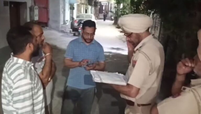 ਜਲੰਧਰ ’ਚ ਰਾਹ ਜਾਂਦੇ ਬਜ਼ੁਰਗ ਨਾਲ ਖੋਹ/ ਲੁਟੇਰੇ ਮੋਬਾਇਲ ਖੋਹ ਕੇ ਹੋਏ ਫਰਾਰ/ ਸੀਸੀਟੀਵੀ ਤਸਵੀਰਾਂ ਵਾਇਰਲ, ਪੁਲਿਸ ਕਰ ਰਹੀ ਜਾਂਚ