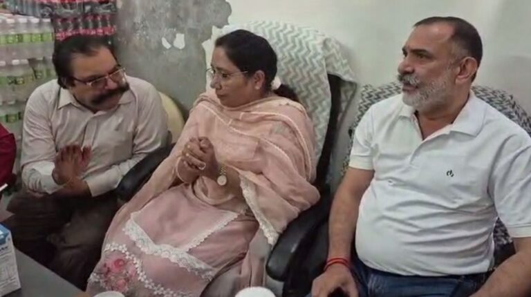 ਮਲੋਟ ਦੇ ਦੁਕਾਨਦਾਰਾਂ ਨੂੰ ਮਿਲੇ ਮੰਤਰੀ ਡਾ. ਬਲਜੀਤ ਕੌਰ/ ਦੁਕਾਨਦਾਰਾਂ ਦੀਆਂ ਮੁਸ਼ਕਲਾਂ ਹੱਲ ਕਰਨ ਦਾ ਦਿੱਤਾ ਭਰੋਸਾ/ ਆਵਾਰਾ ਕੁੱਤਿਆਂ ਦੇ ਹੱਲ ਦੇ ਨਿਰਦੇਸ਼