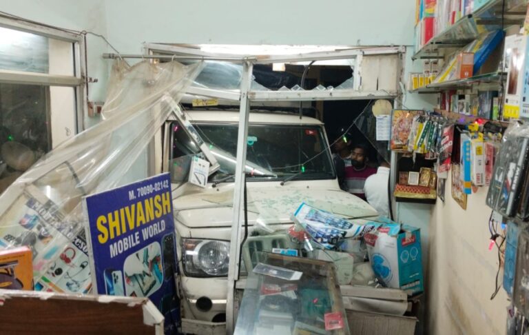 ਜਲੰਧਰ ’ਚ ਦੁਕਾਨ ਨਾਲ ਟਕਰਾਈ ਬਲੈਰੋ ਕਾਰ/ ਇਕ ਔਰਤ ਤੇ ਬੱਚੇ ਦਾ ਵਾਲ ਵਾਲ ਬਚਾਅ/ ਡਰਾਈਵਰ ਦੀ ਗਲਤੀ ਨਾਲ ਹਾਦਸਾ, ਪੁਲਿਸ ਕਰ ਰਹੀ ਜਾਂਚ