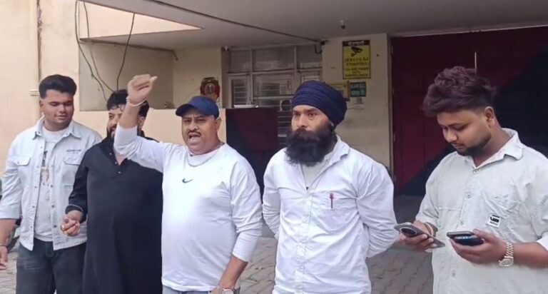 ਜਲੰਧਰ ਦੇ ਥਾਣਾ ਭਾਰਗਵ ਕੈਂਪ ਅੰਦਰ ਭਿੱੜੀਆਂ ਦੋ ਧਿਰਾਂ/ ਪੁਲਿਸ ਦੀ ਹਾਜ਼ਰੀ ’ਚ ਹੱਥੋਪਾਈ ਦੀ ਵੀਡੀਓ ਵਾਇਰਲ