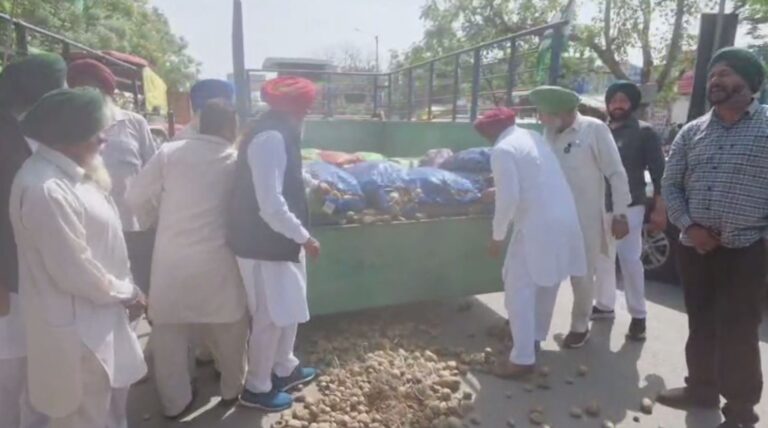ਸਮਰਾਲਾ ’ਚ ਆਲੂ ਉਤਪਾਦਕਾਂ ਦਾ ਪ੍ਰਦਰਸ਼ਨ/ ਆਲੂ ਸੜਕਾਂ ’ਤੇ ਸੁੱਟ ਕੇ ਕੀਤੀ ਨਾਅਰੇਬਾਜ਼ੀ/ ਸਰਕਾਰੀ ਖਰੀਦ ਯਕੀਨੀ ਬਣਾਉਣ ਦੀ ਮੰਗ