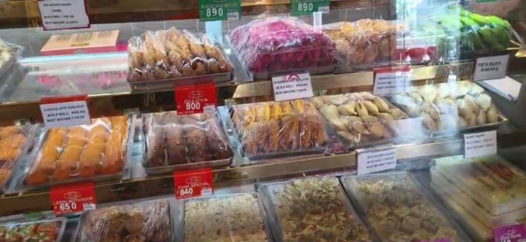 ਅੰਮ੍ਰਿਤਸਰ ’ਚ ਹੋਲੀ ਮੌਕੇ ਮਿਠਾਈਆਂ ਨੂੰ ਰੰਗਾਂ ਦਾ ਤੁੜਕਾ/ ਖਿੱਚ ਦਾ ਕੇਂਦਰ ਬਣੀ ਖਾਸ ਫਲੇਵਰ ਵਾਲੀ ਗੁਜੀਆਂ ਮਿਠਾਈ