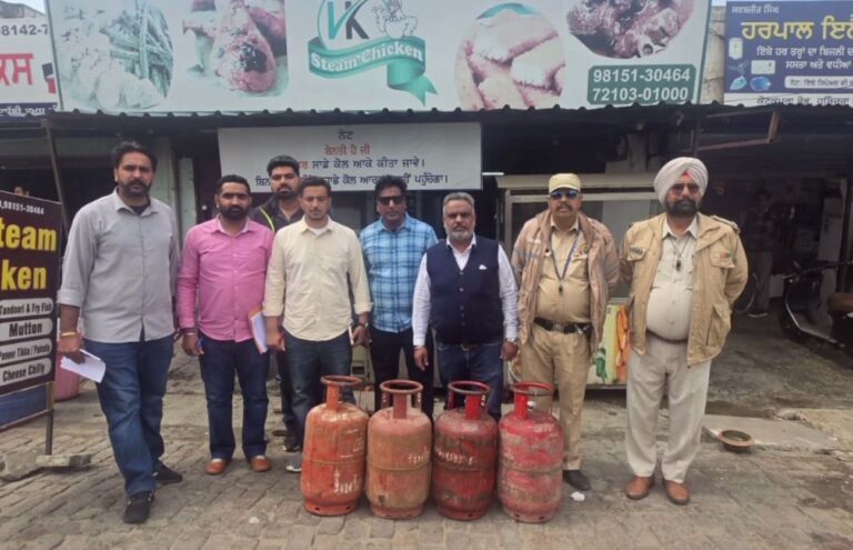 ਫਰੀਦਕੋਟ ’ਚ ਜਿਲ੍ਹਾ ਖੁਰਾਕ ਸਪਲਾਈ ਵਿਭਾਗ ਦੀ ਰੇਡ/ ਹੋਟਲਾਂ, ਰੈਸਟੋਰੈਂਟਾਂ ਤੇ ਫੂਡ ਸਟਾਲਾਂ ਦੀ ਅਚਨਚੇਤ ਚੈਕਿੰਗ/ ਘਰੇਲੂ ਗੈਸ ਦੀ ਦੁਰਵਰਤੋਂ ਰੋਕਣ ਲਈ ਕੀਤੀ ਜਾਂਚ