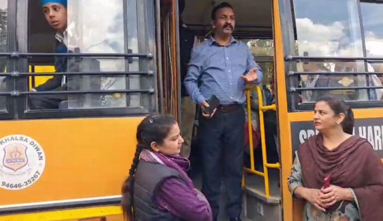 ਗੁਰਦਾਸਪੁਰ ਪੁਲਿਸ ਵੱਲੋਂ ਸਕੂਲੀ ਬੱਸਾਂ ਦੀ ਚੈਕਿੰਗ/ ਨਿਯਮ ਤੋੜਣ ਵਾਲੀਆਂ ਬੱਸਾਂ ਦੇ ਕੱਟੇ ਚੱਲਾਨ/ ਸੇਫ ਸਕੂਲ ਵਾਹਨ ਪਾਲਿਸੀ ਤਹਿਤ ਕੀਤੀ ਕਾਰਵਾਈ