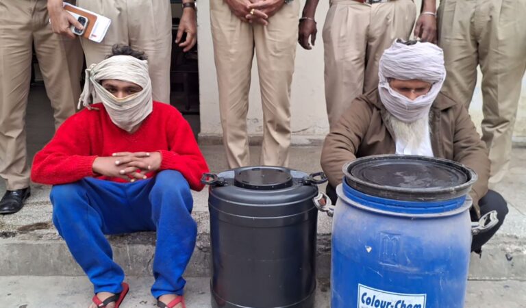 ਅਜਨਾਲਾ ’ਚ ਲੋਕਾਂ ਹੱਥੇ ਚੜ੍ਹੇ ਟਰਾਂਸਫਾਰਮਰ ਚੋਰ/ ਰਾਤ ਸਮੇਂ ਟਰਾਂਸਫਾਰਮਰਾਂ ਨੂੰ ਬਣਾਉਂਦੇ ਸੀ ਨਿਸ਼ਾਨਾ/ ਲੋਕਾਂ ਨੇ ਫੜ ਕੇ ਕੀਤਾ ਪੁਲਿਸ ਹਵਾਲੇ