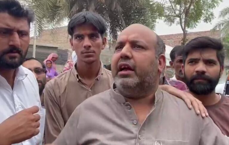 ਜਲਾਲਾਬਾਦ ’ਚ ਲੋਕਾਂ ਹੱਥੇ ਚੜ੍ਹਿਆ ਮੋਬਾਈਲ ਚੋਰ/ ਮੋਟਰ ਸਾਈਕਲ ਸਵਾਰ ਤੋਂ ਮੋਬਾਈਲ ਖੋਹਣ ਦੀ ਕੋਸ਼ਿਸ਼/ ਇਕ ਨੂੰ ਕੀਤਾ ਕਾਬੂ, ਦੂਜੇ ਭੱਜਣ ’ਚ ਸਫਲ