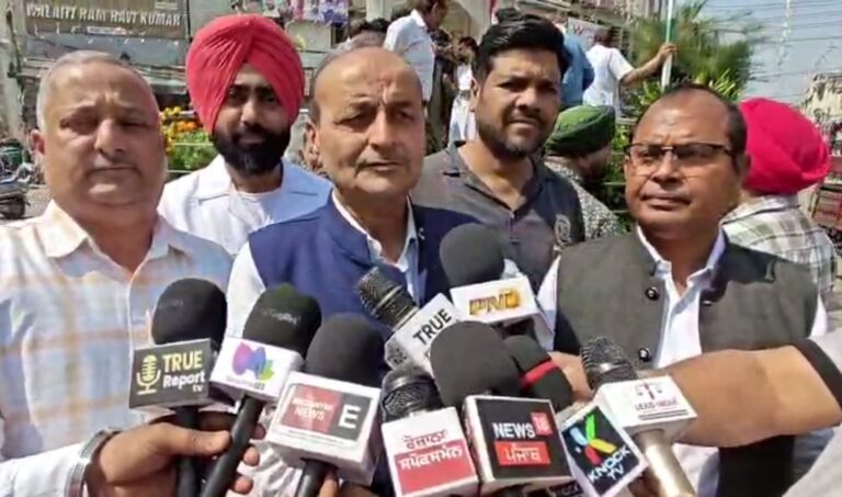 ਜਲੰਧਰ ’ਚ ਕਾਂਗਰਸ ਪਾਰਟੀ ਨੇ ਮਨਾਇਆ ਸ਼ਹੀਦੀ ਦਿਵਸ/ ਸ਼ਹੀਦ ਭਗਤ ਸਿੰਘ ਦੇ ਬੁੱਤ ’ਤੇ ਫੁੱਲ-ਮਲਾਵਾਂ ਭੇਂਟ/ ਸ਼ਹੀਦਾਂ ਦੀ ਦੇਸ਼ ਲਈ ਕੀਤੀ ਕੁਰਬਾਨੀ ਨੂੰ ਕੀਤਾ ਯਾਦ