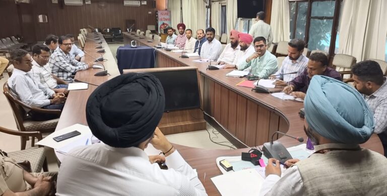 ਮੁਕਤਸਰ ਸਾਹਿਬ ਪਹੁੰਚੇ ਸਫਾਈ ਕਮਿਸ਼ਨ ਚੇਅਰਮੈਨ ਹਰਦੀਪ ਗਿੱਲ/ ਅਧਿਕਾਰੀਆਂ ਨਾਲ ਕੀਤੀ ਵਿਸ਼ੇਸ਼ ਮੀਟਿੰਗ/ ਸੀਵਰੇਜ ਕੰਮਾਂ ਦੌਰਾਨ ਸੇਫਟੀ ਕਿੱਟਾਂ ਦੀ ਕਮੀ ’ਤੇ ਚੁੱਕੇ ਸਵਾਲ