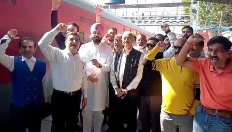 ਗੁਰਦਾਸਪੁਰ ਤੋਂ ਚੱਲਿਆ ਕਰੇਗੀ ਵੰਦੇ ਭਾਰਤ ਟਰੇਨ/ ਭਾਜਪਾ ਆਗੂਆਂ ਨੇ ਲੱਡੂ ਵੰਡ ਕੇ ਮਨਾਈ ਖੁਸ਼ੀ/ ਵਾਇਆ ਗੁਰਦਾਸਪੁਰ ਅੰਮ੍ਰਿਤਸਰ ਤੋਂ ਕਟਰਾ ਜਾਏਗੀ ਟ੍ਰੇਨ