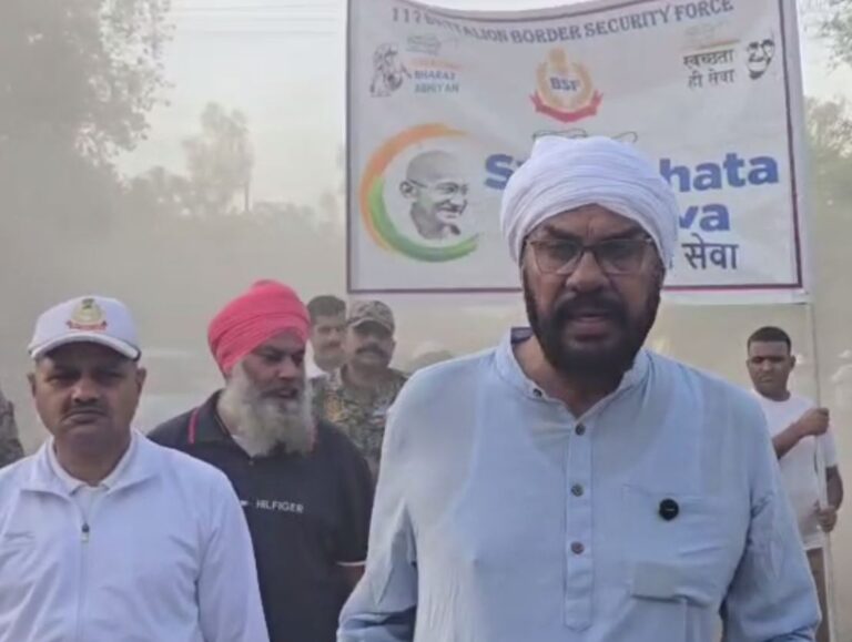 ਅਜਨਾਲਾ ਸ਼ਹਿਰ ਅੰਦਰ ਸਫਾਈ ਮੁਹਿੰਮ ਦੀ ਸ਼ੁਰੂਆਤ/ ਵਿਧਾਇਕ ਧਾਲੀਵਾਲ ਸਮੇਤ ਬੀਐਸਐਫ ਜਵਾਨਾਂ ਨੇ ਕੀਤੀ ਸਫਾਈ/ ਸ਼ਹਿਰ ਵਾਸੀਆਂ ਨੂੰ ਸਹਿਯੋਗ ਦੀ ਅਪੀਲ