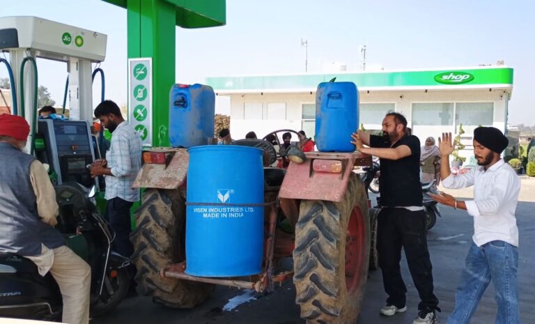 ਗੁਰਦਾਸਪੁਰ ਦੇ ਧਾਰੀਵਾਲ ’ਚ ਵੀ ਜੰਗ ਦਾ ਅਸਰ/ ਪੈਟਰੋਲ ਪੰਪਾਂ ’ਤੇ ਲੱਗੀਆਂ ਲੋਕਾਂ ਦੀਆਂ ਲਾਈਨਾਂ/ ਗੱਡੀਆਂ ਦੀਆਂ ਟੈਂਕੀਆਂ ਭਰਵਾ ਰਹੇ ਲੋਕ