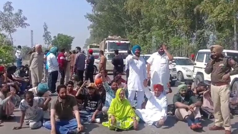 ਮੋਗਾ ’ਚ ਬਲਾਕ ਕਮੇਟੀ ਮੈਂਬਰ ਨੂੰ ਅਗਵਾ ਕਰਨ ਦੇ ਇਲਜ਼ਾਮ/  ਕਾਂਗਰਸ ਪਾਰਟੀ ਨੇ ਮੌਜੂਦ ਸਰਕਾਰ ’ਤੇ ਜਾਹਰ ਕੀਤਾ ਸ਼ੱਕ/ ਥਾਣੇ ਦੇ ਬਾਹਰ ਕੀਤਾ ਪ੍ਰਦਰਸ਼ਨ