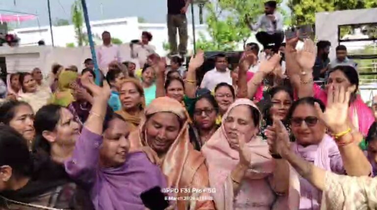 ਕੈਬਨਿਟ ਮੰਤਰੀ ਹਰਜੋਤ ਬੈਂਸ ਦੀ ਕੋਠੀ ਵਿਖੇ ਵਿਸ਼ੇਸ਼ ਸਮਾਗਮ/ ਮਹਿਲਾ ਦਿਵਸ ਮੌਕੇ ਮਹਿਲਾਵਾਂ ਦਾ ਕੀਤਾ ਵਿਸ਼ੇਸ਼ ਸਨਮਾਨ/ ਗਾਰੰਟੀ ਪੂਰੀ ਹੋਣ ’ਤੇ ਪਾਏ ਭੰਗੜੇ, ਕੀਤੀ ਆਤਿਸ਼ਬਾਜ਼ੀ