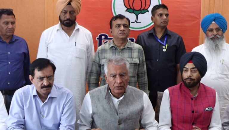 ਮੋਗਾ ਪਹੁੰਚੇ ਬੀਜੇਪੀ ਪੰਜਾਬ ਪ੍ਰਧਾਨ ਸੁਨੀਲ ਜਾਖੜ/ 14 ਮਾਰਚ ਦੀ ਰੈਲੀ ਬਾਰੇ ਵਰਕਰਾਂ ਨਾਲ ਮੀਟਿੰਗ/ ਪ੍ਰਬੰਧਾਂ ਦਾ ਲਿਆ ਜਾਇਜ਼ਾ, ਬਜਟ ’ਤੇ ਚੁੱਕੇ ਸਵਾਲ