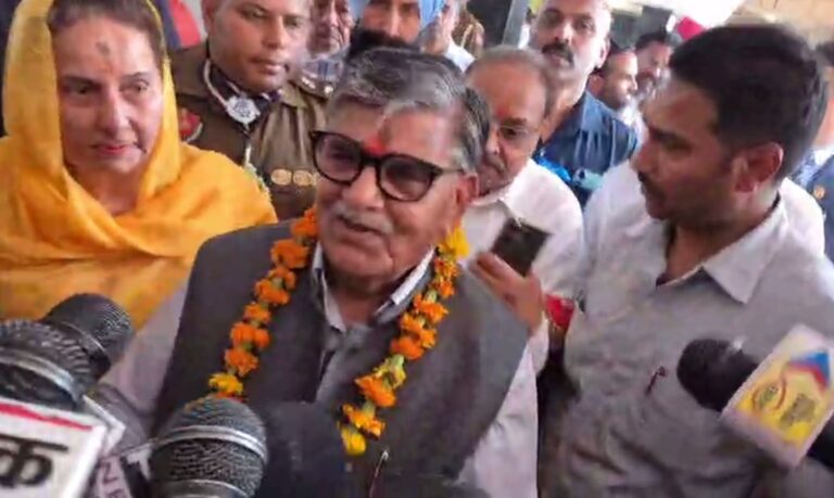 ਕਾਲੀ ਮਾਤਾ ਮੰਦਰ ’ਚ ਨਤਮਸਤਕ ਹੋਏ ਰਾਜਪਾਲ ਕਟਾਰੀਆ/  ਮੱਥਾ ਟੇਕ ਕੇ ਕੀਤੀ ਪ੍ਰਾਰਥਨਾ/  ਪੰਜਾਬ ਸਿਰ ਚੜ੍ਹਦੇ ਕਰਜ਼ੇ ’ਤੇ ਪ੍ਰਗਟਾਈ ਚਿੰਤਾ