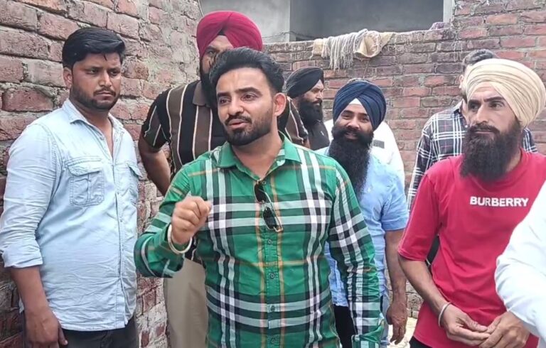 ਗੁਰਦਾਸਪੁਰ ਦੇ ਹੜ੍ਹ ਪੀੜਤਾਂ ਨੂੰ ਮਿਲੇ ਗਾਇਕ ਰੇਸ਼ਮ ਅਨਮੋਲ/ ਬਣਾਏ ਜਾ ਰਹੇ ਘਰਾਂ ਦਾ ਲਿਆ ਜਾਇਜ਼ਾ/ ਭਲਾਈ ਦੇ ਕੰਮ ਜਾਰੀ ਰੱਖਣ ਦਾ ਕੀਤਾ ਵਾਅਦਾ