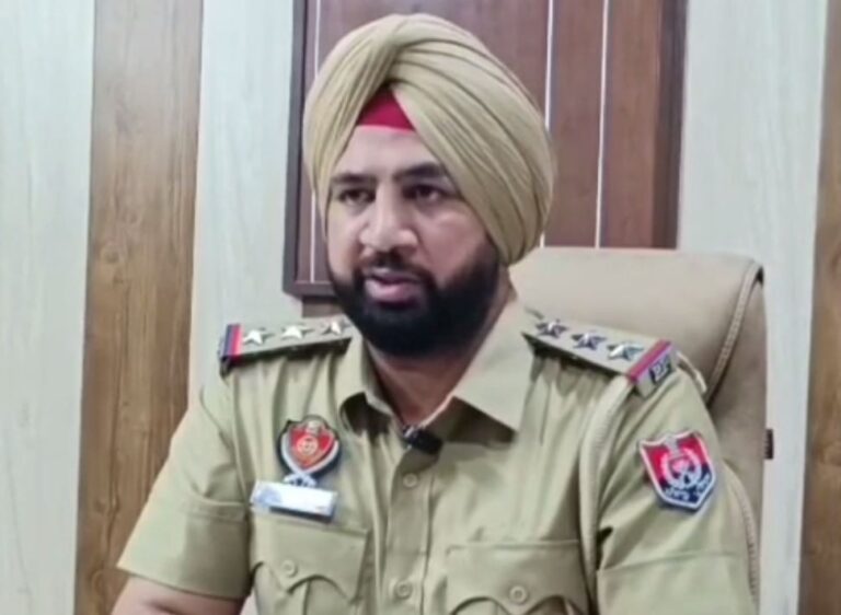 ਸਮਰਾਲਾ ’ਚ ਪੁਲਿਸ ਨਾਕਾ ਤੋੜ ਕੇ ਭੱਜੇ ਕਾਰ ਸਵਾਰ/  ਪਿੱਛਾ ਕਰਦਿਆਂ ਪਲਟੀ ਪੁਲਿਸ ਦੀ ਗੱਡੀ/ ਏਐਸਆਈ ਸਮੇਤ ਦੋ ਮੁਲਾਜ਼ਮ ਜ਼ਖਮੀ