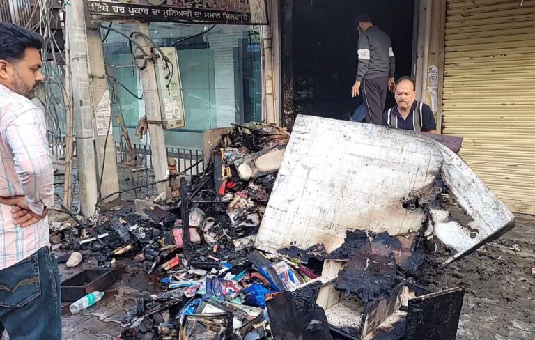 ਫਰੀਦਕੋਟ ’ਚ ਮੁਨਿਆਰੀ ਦੀ ਦੁਕਾਨ ਨੂੰ ਅੱਗ/ ਸਮਾਨ ਸੜ ਕੇ ਸੁਆਹ, ਲੱਖਾਂ ਦਾ ਨੁਕਸਾਨ/ ਸ਼ਾਰਟ ਸਰਕਟ ਰਹੀ ਵਜ੍ਹਾਂ, ਮਦਦ ਲਈ ਗੁਹਾਹ