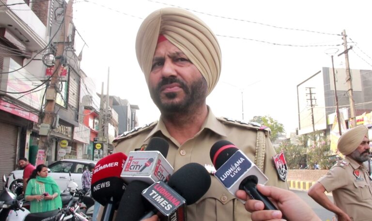 ਲੁਧਿਆਣਾ ’ਚ ਈ-ਰਿਕਸ਼ਾ ’ਚ ਬੈਠੀ ਔਰਤ ਨਾਲ ਖੋਹ/ ਮੋਟਰ ਸਾਇਕਲ ਸਵਾਰ ਪਰਸ ਖੋਹ ਕੇ ਫਰਾਰ/ ਘਟਨਾ ਸੀਸੀਟੀਵੀ ’ਚ ਕੈਦ, ਪੁਲਿਸ ਕਰ ਰਹੀ ਭਾਲ