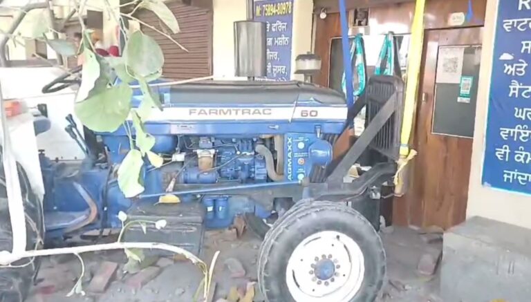 ਗੁਰਦਾਸਪੁਰ ’ਚ ਸ਼ਰਧਾਲੂਆਂ ਦੀ ਟਰਾਲੀ ਨੂੰ ਹਾਦਸਾ/ ਪਿੰਡ ਆਲੇ ਚੱਕ ਨੇੜੇ ਟਿੱਪਰ ਨੇ ਮਾਰੀ ਟੱਕਰ/ ਜਾਨੀ ਨੁਕਸਾਨ ਤੋਂ ਬਚਾਅ, ਕਈਆਂ ਦੇ ਲੱਗੀਆਂ ਮਾਮੂਲੀ ਸੱਟਾਂ