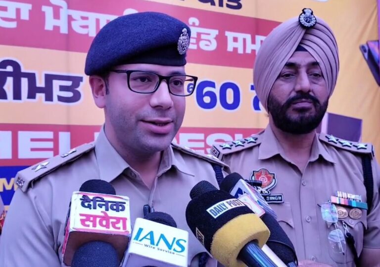 ਅੰਮ੍ਰਿਤਸਰ ਦਿਹਾਤੀ ਪੁਲਿਸ ਹੱਥ ਲੱਗੀ ਵੱਡੀ ਕਾਮਯਾਬੀ/ ਮਾਲਕਾਂ ਹਵਾਲੇ ਕੀਤੇ 300 ਗੁੰਮ ਹੋਏ ਮੋਬਾਈਲ ਫੋਨ/ ਡੇਢ ਕਰੋੜ ਰੁਪਏ ਦੱਸੀ ਜਾ ਰਹੀ ਕੀਮਤ