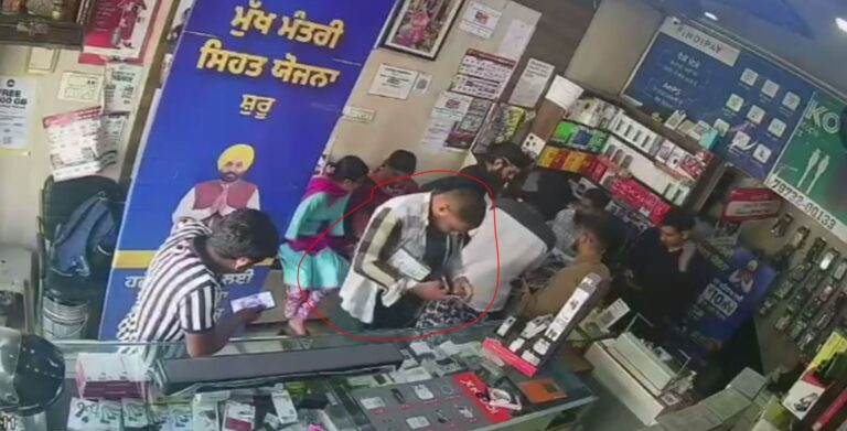 ਜਲੰਧਰ ’ਚ ਦੁਕਾਨਦਾਰ ਨਾਲ ਆਨਲਾਈਨ ਠੱਗੀ/ ਬਿਨਾਂ ਭੁਗਤਾਨ ਕੀਤੇ ਏਅਰਪੌਡ ਲੈ ਕੇ ਨੌਜਵਾਨ ਫਰਾਰ/ ਸਕੈਨਰ ’ਚ ਭੁਗਤਾਨ ਦਾ ਰਚਿਆ ਡਰਾਮਾ
