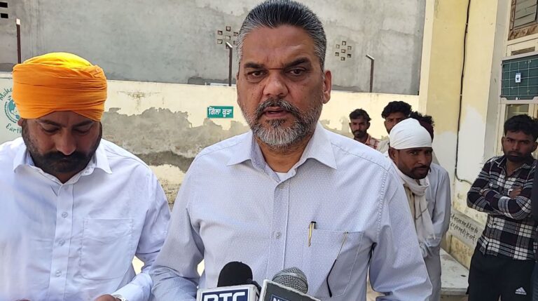 ਮਲੋਟ ਨੇੜੇ ਸੜਕ ਹਾਦਸੇ ’ਚ ਇਕ ਮੌਤ, ਦੂਜਾ ਜ਼ਖਮੀ/ ਭੈਣ ਦੇ ਵਿਆਹ ਦਾ ਕਾਰਡ ਵੰਡ ਕੇ ਆ ਰਹੇ ਸੀ ਨੌਜਵਾਨ/ ਅਣਪਛਾਤੇ ਵਾਹਨ ਦੀ ਫੇਟ ਨਾਲ ਗਈ ਜਾਨ