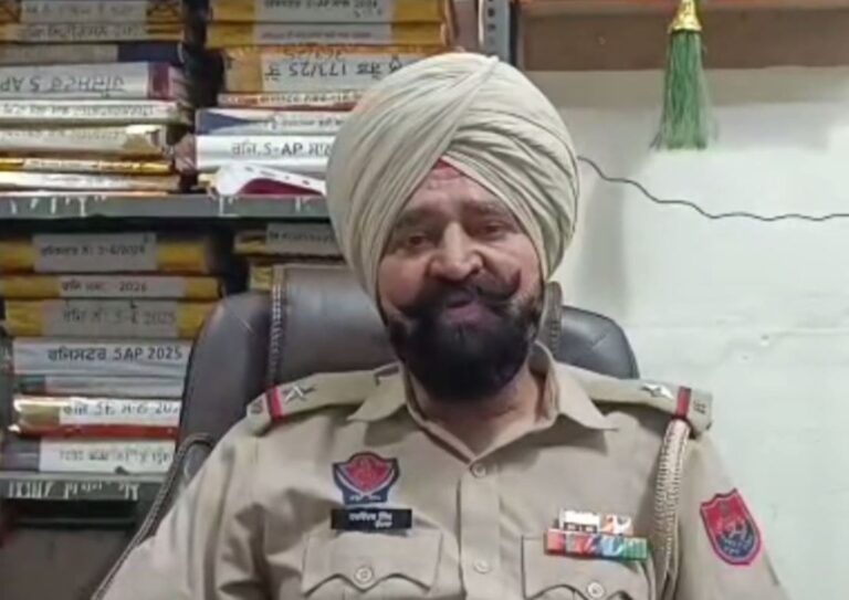 ਸ੍ਰੀ ਦਰਬਾਰ ਸਾਹਿਬ ਦੀ ਪਾਰਕਿੰਗ ਨੇੜੇ ਥਾਰ ਨੂੰ ਅੱਗ/ ਗੱਡੀ ਸੜ ਕੇ ਹੋਈ ਖ਼ਾਕ, ਪਰਿਵਾਰ ਦੀ ਮੁਸ਼ਕਲ ਨਾਲ ਬਚੀ ਜਾਨ