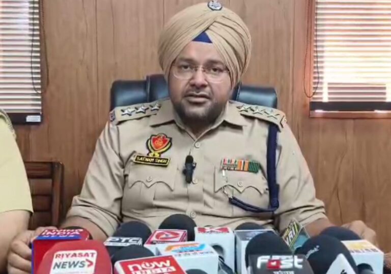 ਪਟਿਆਲਾ ਦੇ ਕਾਲੀ ਮਾਤਾ ਮੰਦਰ ਦੇ ਬਾਹਰ ਹੰਗਾਮਾ/ ਪ੍ਰਸ਼ਾਦ ਦੀਆਂ ਰੇਹੜੀਆਂ ਨੂੰ ਲੈ ਕੇ ਹੋਇਆ ਵਿਵਾਦ/ ਰੇਹੜੀ ਫੜੀ ਵਾਲਿਆਂ ਨੇ ਧੱਕੇ ਦੇ ਲਾਏ ਇਲਜ਼ਾਮ