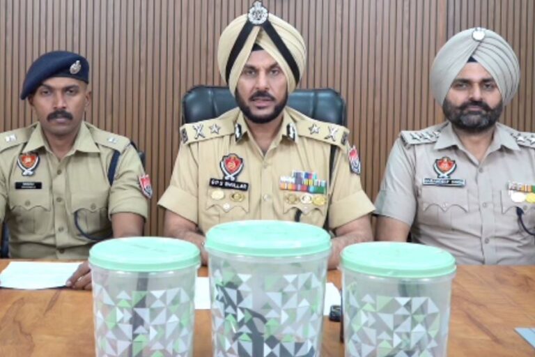 ਅੰਮ੍ਰਿਤਸਰ ਪੁਲਿਸ ਵੱਲੋਂ ਹਥਿਆਰਾਂ ਸਮੇਤ ਇਕ ਕਾਬੂ/ 3 ਪਿਸਤੌਲ, 8 ਜਿੰਦਾ ਕਾਰਤੂਸ ਬਰਾਮਦ / ਪੁਲਿਸ ਨੇ ਕੇਸ ਦਰਜ ਕਰ ਕੇ ਜਾਂਚ ਆਰੰਭੀ