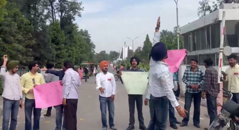 ਪਟਿਆਲਾ ਯੂਨੀਵਰਸਿਟੀ ’ਚ ਵਿਦਿਆਰਥੀਆਂ ਦਾ ਪ੍ਰਦਰਸ਼ਨ/ ਯੂਨੀਵਰਸਿਟੀ ਦਾ ਗੇਟ ਬੰਦ ਕਰ ਕੇ ਕੀਤੀ ਨਾਅਰੇਬਾਜ਼ੀ