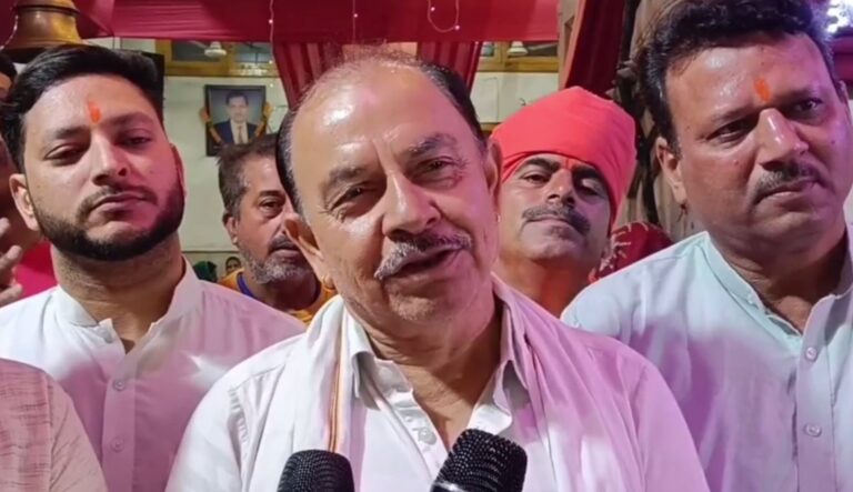 ਗੁਰਦਾਸਪੁਰ ਦੇ ਮੰਦਰਾਂ ’ਚ ਸ਼ਰਧਾਲੂਆਂ ਦੀ ਭੀੜ/ ਨਵਰਾਤਰੀ ਦੇ ਪਹਿਲਾ ਦਿਨ ਮੱਥਾ ਟੇਕ ਰਹੇ ਸ਼ਰਧਾਲੂ