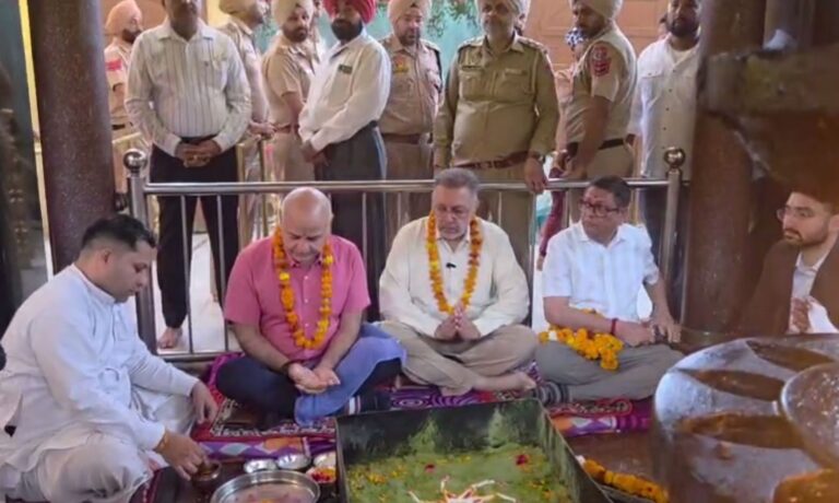 ਸ੍ਰੀ ਕਾਲੀ ਮਾਤਾ ਮੰਦਰ ਨਤਮਸਤਕ ਹੋਏ ਮਨੀਸ਼ ਸਿਸੋਦੀਆ/ ਨਵਰਾਤਿਆਂ ਦੇ ਪਹਿਲੇ ਦਿਨ ਟੇਕਿਆ ਮੱਥਾ/ ਸੰਗਤ ਨੂੰ ਦਿੱਤੀਆਂ ਸ਼ੁਭਕਾਵਨਾਵਾਂ