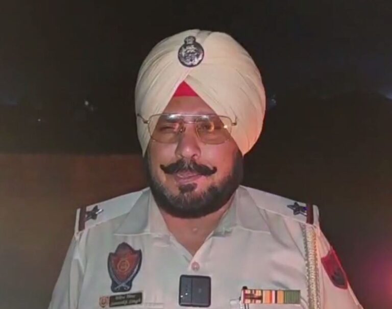 ਫਰੀਦਕੋਟ ’ਚ ਮੋਟਰ ਸਾਇਕਲ ਦੀ ਵਾਹਨ ਨਾਲ ਟੱਕਰ/ ਇਕ ਨੌਜਵਾਨ ਗੰਭੀਰ ਜ਼ਖਮੀ/ ਪੁਲਿਸ ਨੇ ਜ਼ਖਮੀ ਨੂੰ ਹਸਪਤਾਲ ਪਹੁੰਚਾ ਕੇ ਜਾਂਚ ਆਰੰਭੀ