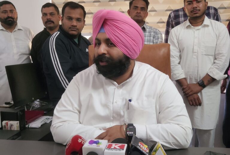 ਨੰਗਲ ’ਚ ਲੋਕਾਂ ਨੂੰ ਮਿਲਣ ਪਹੁੰਚੇ ਮੰਤਰੀ ਹਰਜੋਤ ਬੈਂਸ/ ਲੋਕ ਮਿਲਣੀ ਤਹਿਤ ਸੁਣੀਆਂ ਸਮੱਸਿਆਵਾਂ/ ਮਸਲੇ ਸੁਣ ਕੇ ਮੌਕੇ ’ਤੇ ਹੱਲ ਕਰਨ ਦੀਆਂ ਹਦਾਇਤਾਂ